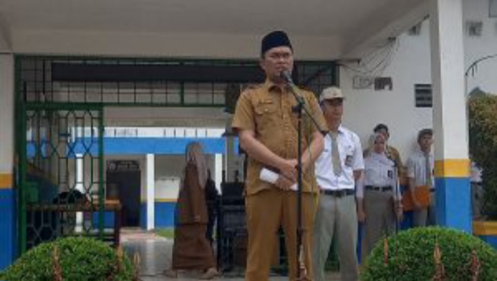 Kadis Pendidikan Labuhanbatu Jadi Pembina Upacara Di SMK Pemda